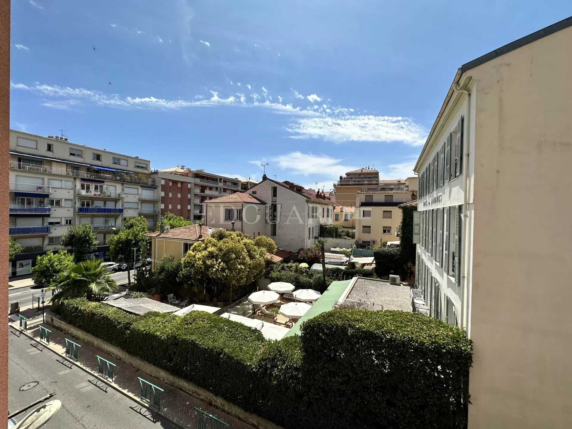 Condominium in Menton, Provence-Alpes-Cote d'Azur 11956850