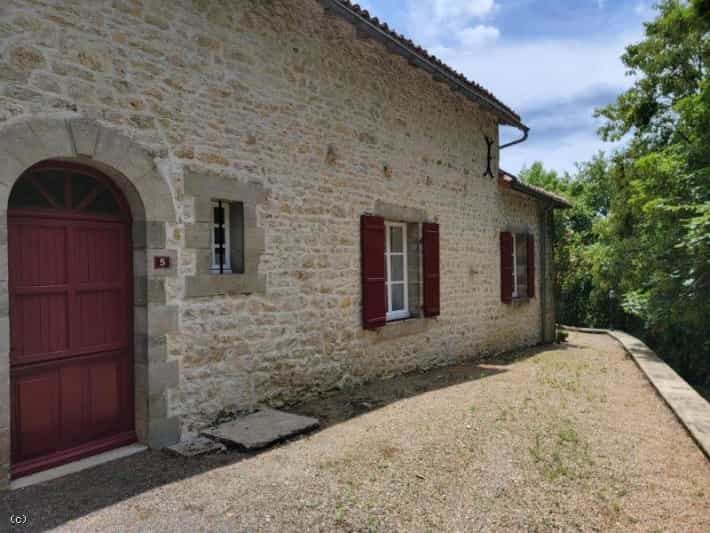 Talo sisään Nanteuil-en-Vallée, Nouvelle-Aquitaine 11957896