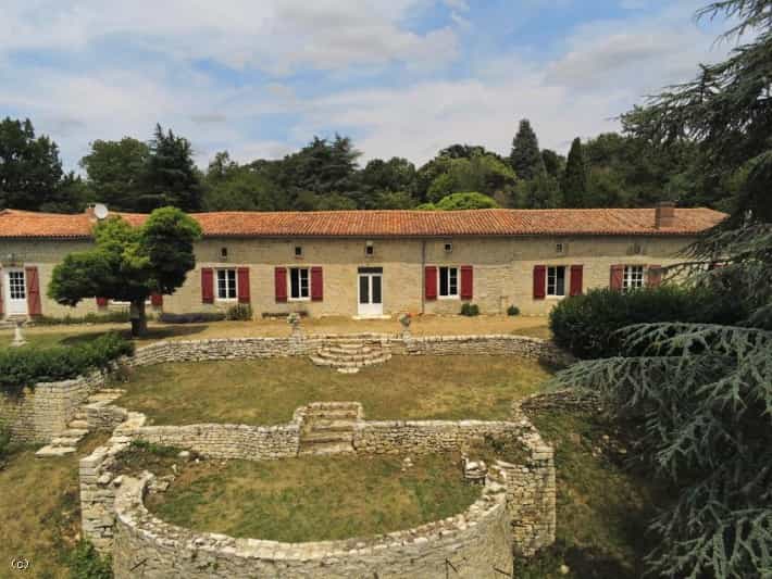 Rumah di Nanteuil-en-Vallée, Nouvelle-Aquitaine 11957896