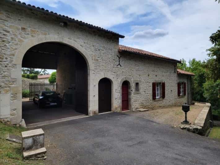σπίτι σε Nanteuil-en-Vallée, Nouvelle-Aquitaine 11957896