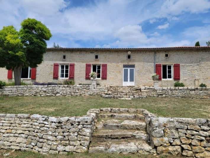 Dom w Nanteuil-en-Vallée, Nouvelle-Aquitaine 11957896