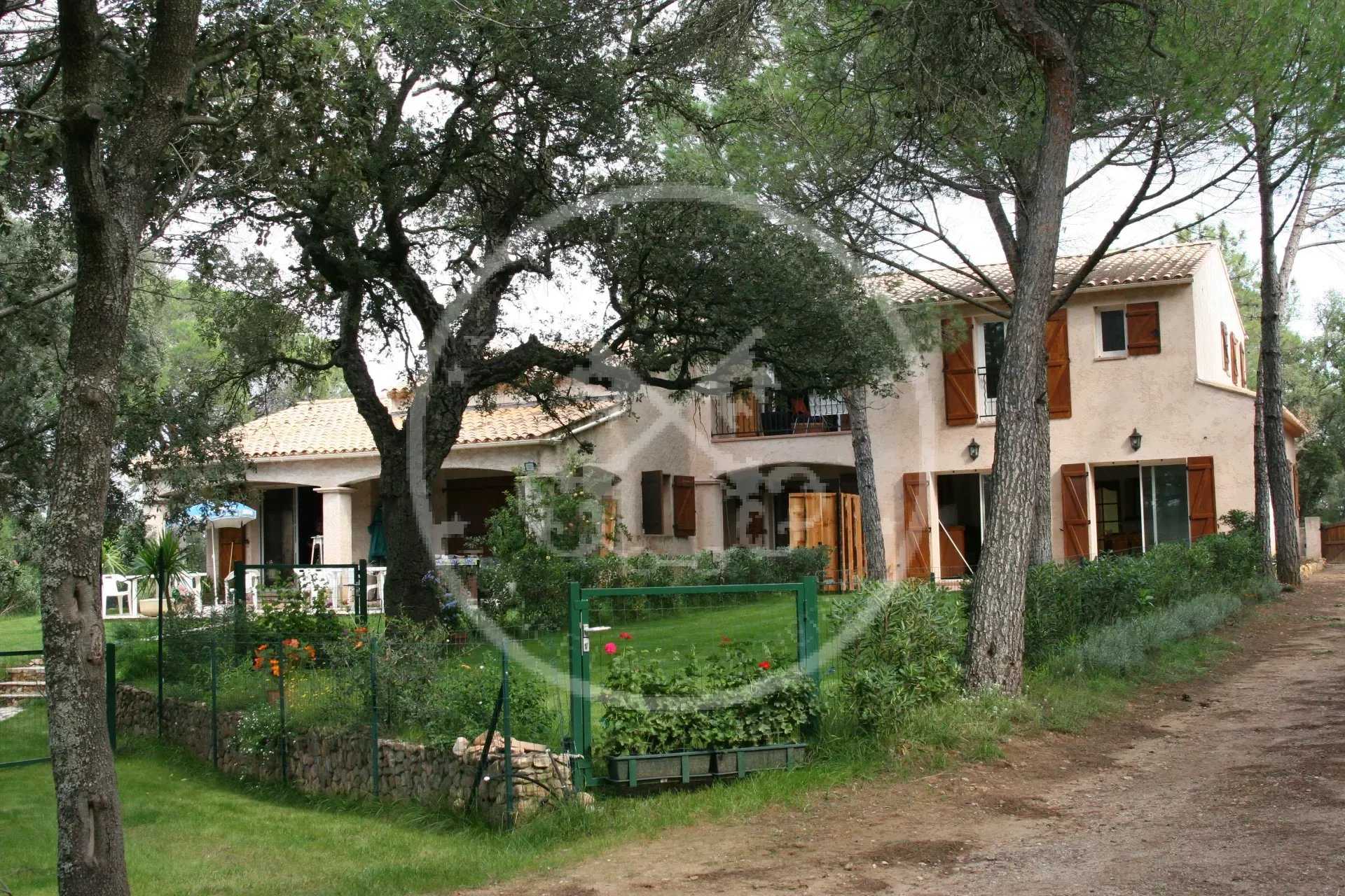 房子 在 Roquebrune-sur-Argens, Provence-Alpes-Cote d'Azur 11964579
