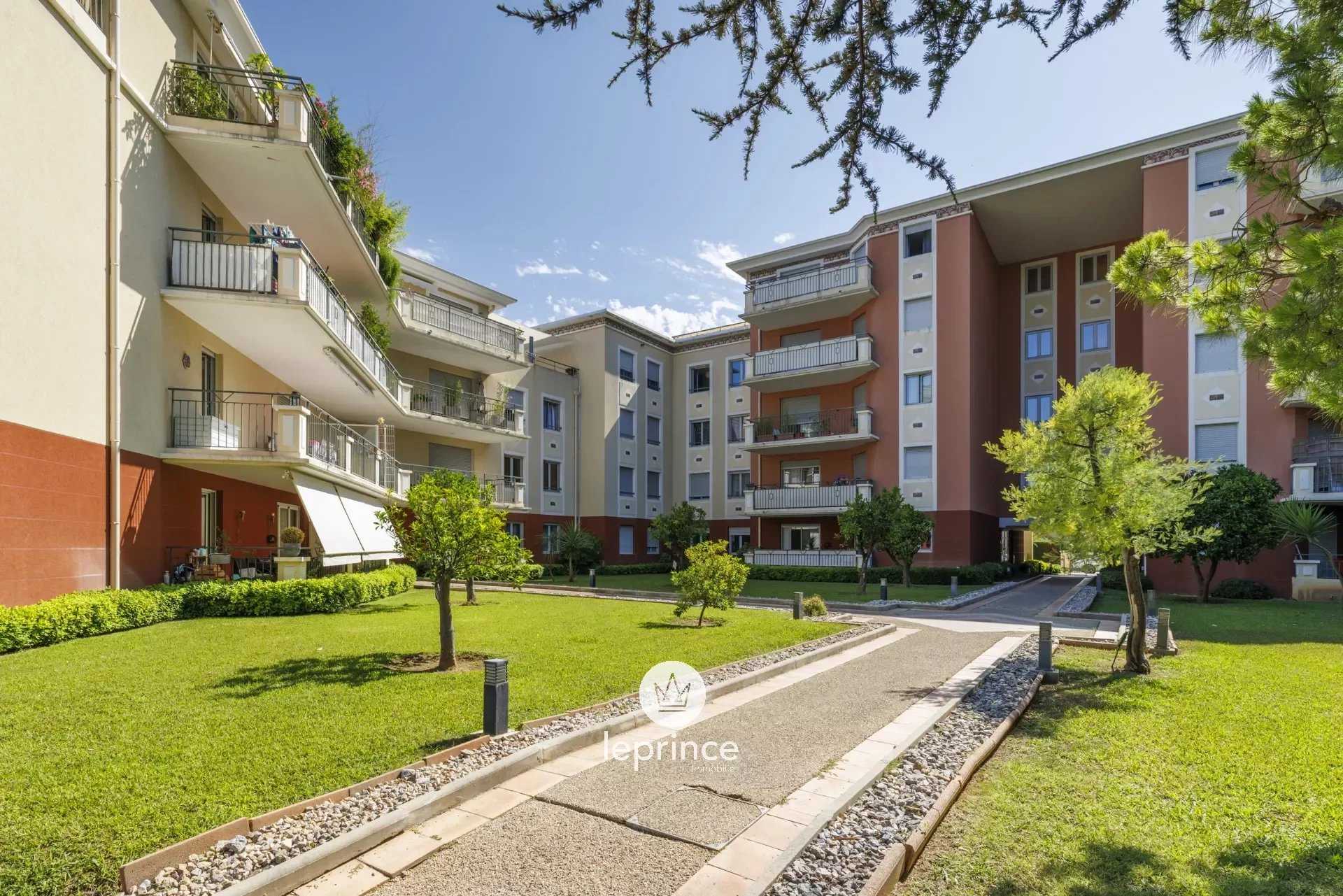 Condominium in Saint-Laurent-du-Var, Alpes-Maritimes 11967043