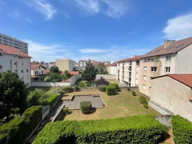 Condominium in Villeurbanne, Auvergne-Rhone-Alpes 11967057