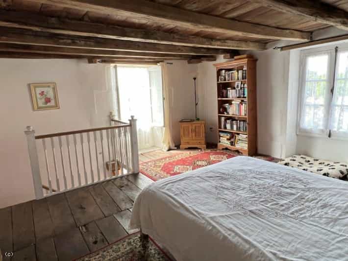 жилой дом в Champagne-Mouton, Nouvelle-Aquitaine 11968293