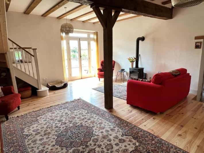 House in Champagne-Mouton, Nouvelle-Aquitaine 11968293