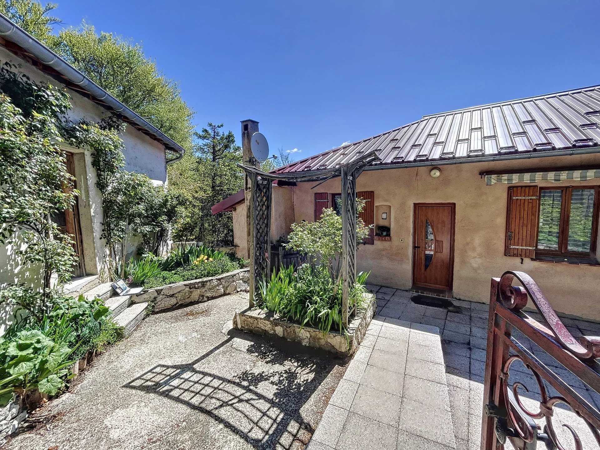 Talo sisään Andon, Provence-Alpes-Cote d'Azur 11973459
