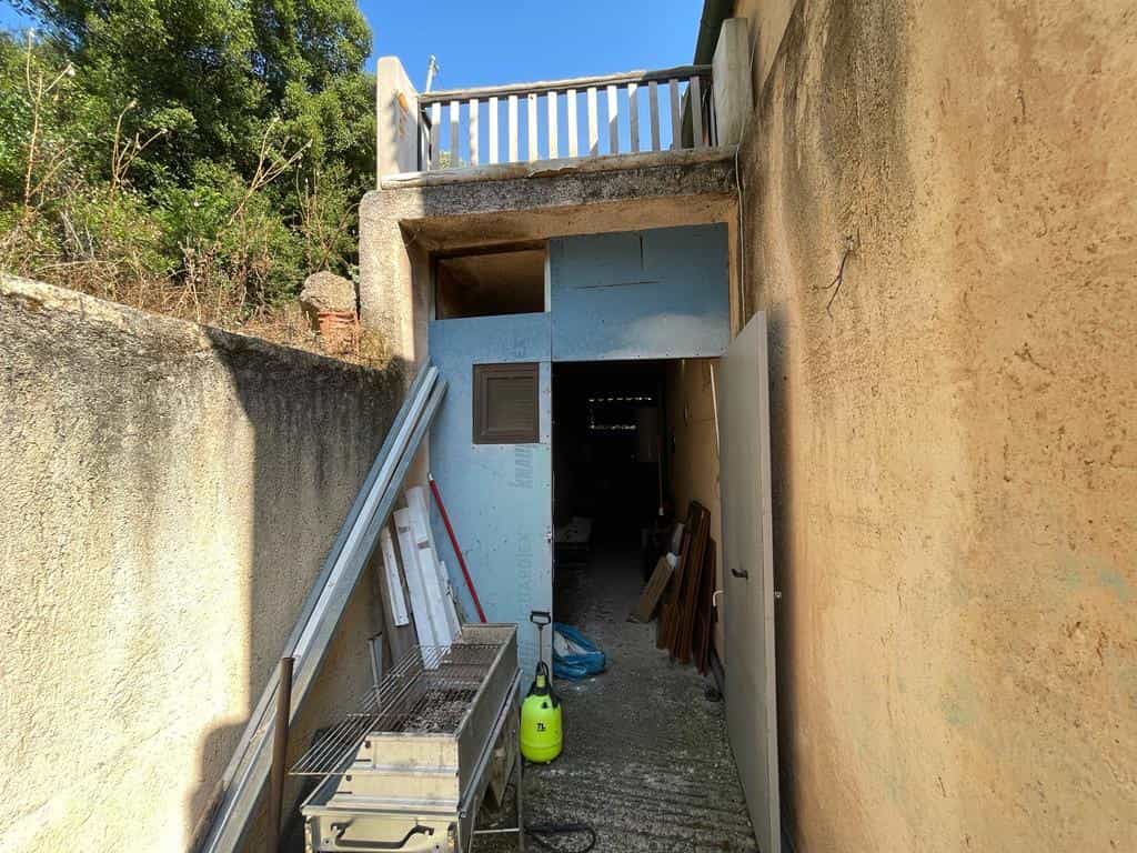 Talo sisään Agios Mattheos,  11977346