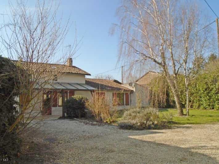σπίτι σε Chaunay, Nouvelle-Aquitaine 11977893