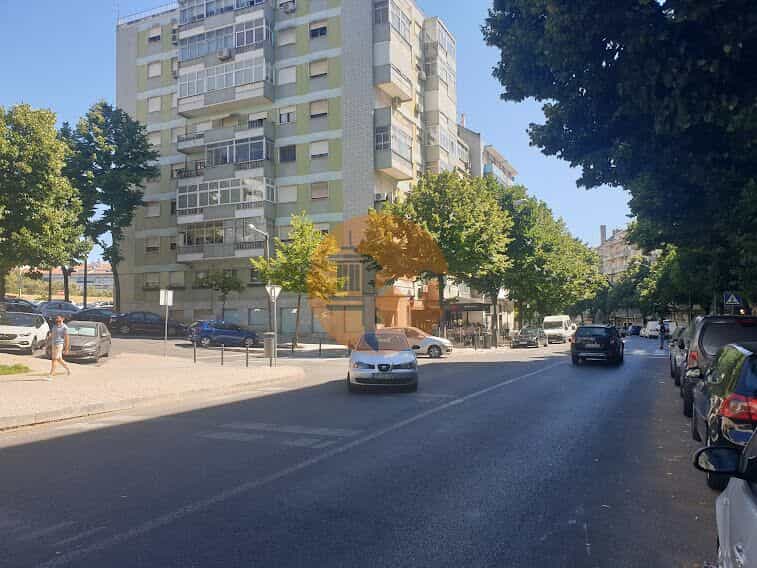 Condominium in Bemfica, Lisboa 11980410