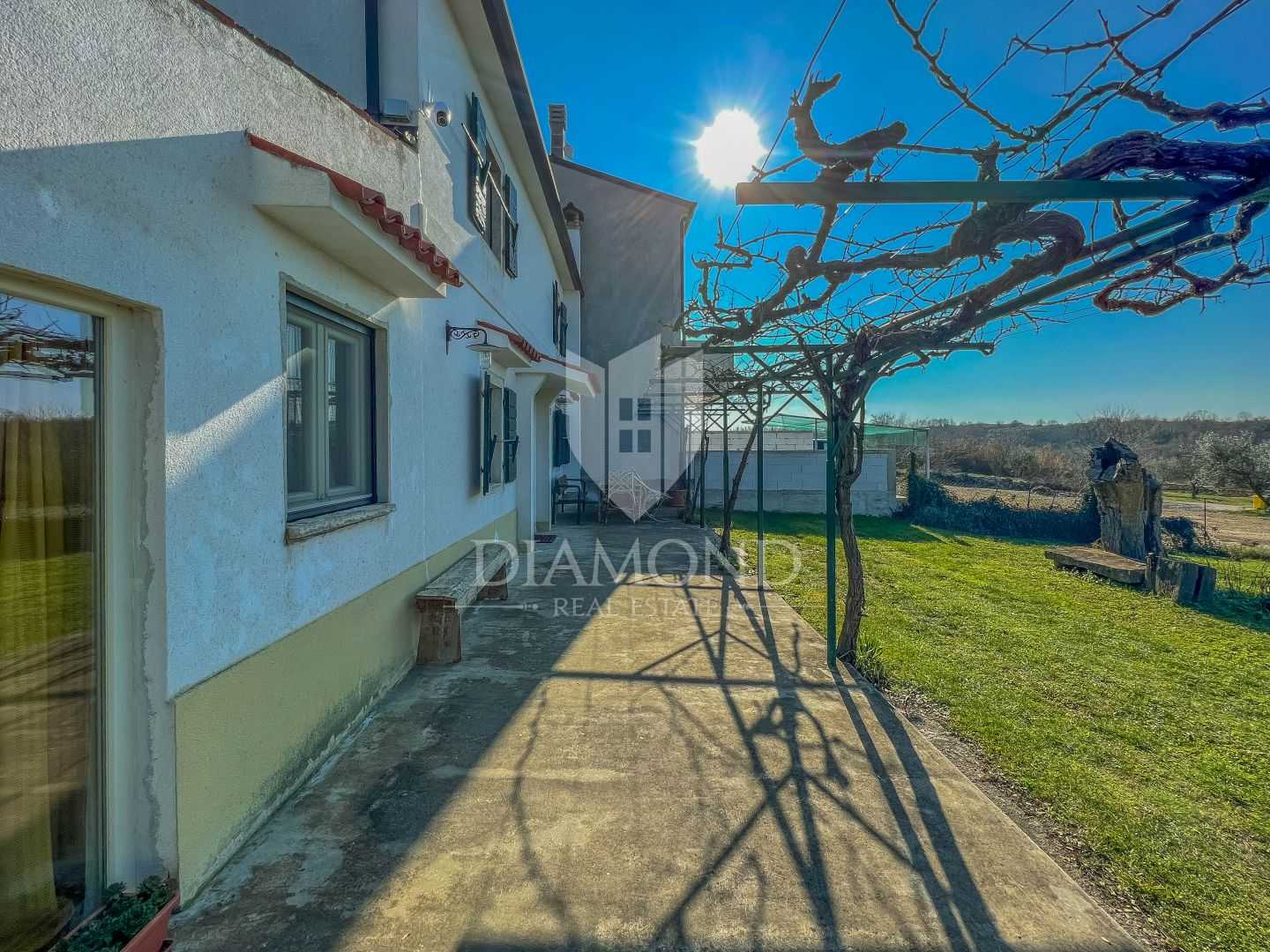 بيت في Umag, Istria County 11980912