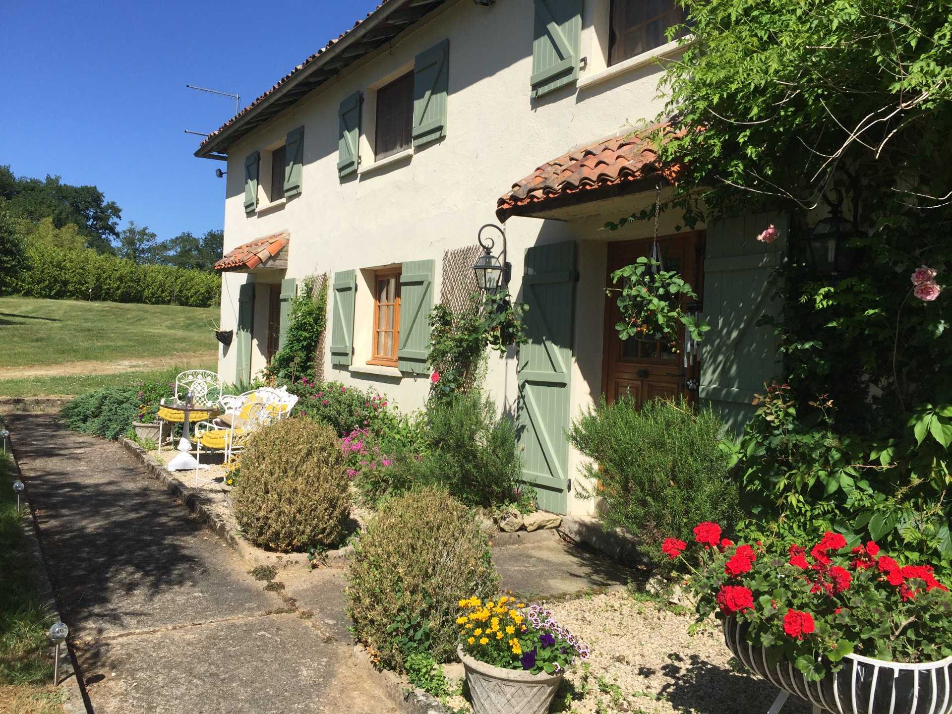 House in Charroux, Auvergne-Rhone-Alpes 11981378