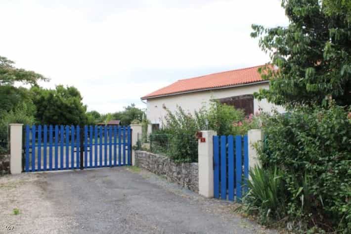بيت في Villefagnan, Nouvelle-Aquitaine 11981455