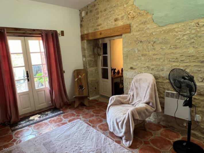 Huis in Nanteuil-en-Vallée, Nouvelle-Aquitaine 11981456