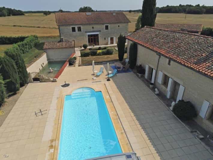 Commercial in Chaunay, Nouvelle-Aquitaine 11981457