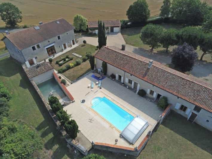Commercial in Chaunay, Nouvelle-Aquitaine 11981457
