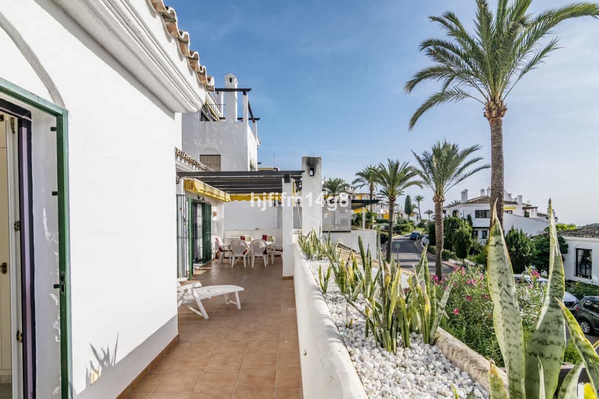 Condominium in Marbella, Andalusië 11981955