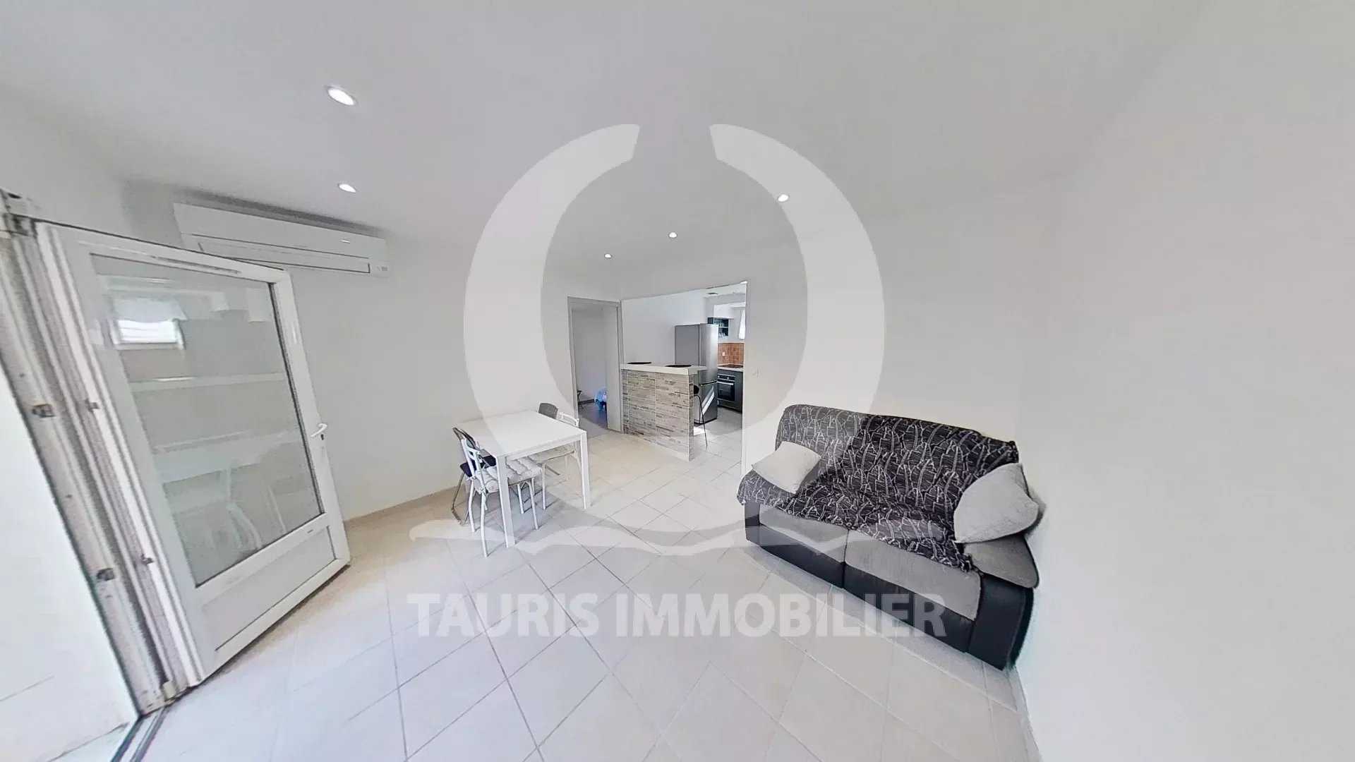 Condominium in Aubagne, Provence-Alpes-Cote d'Azur 11983811