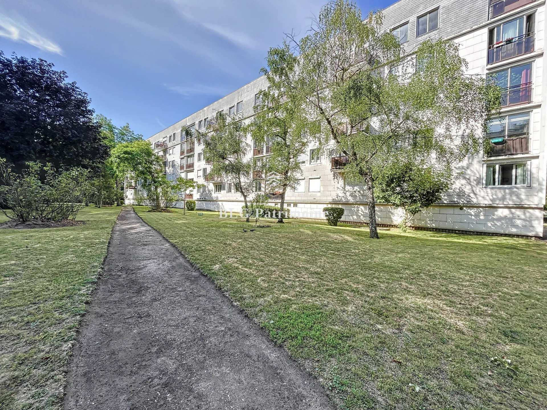 Condominium in Boulogne-Billancourt, Hauts-de-Seine 11987223