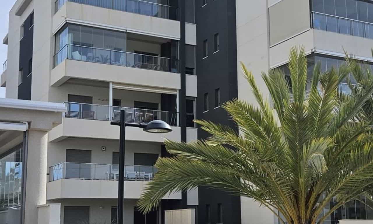 Condominium in Alicante, Valencia 11988598