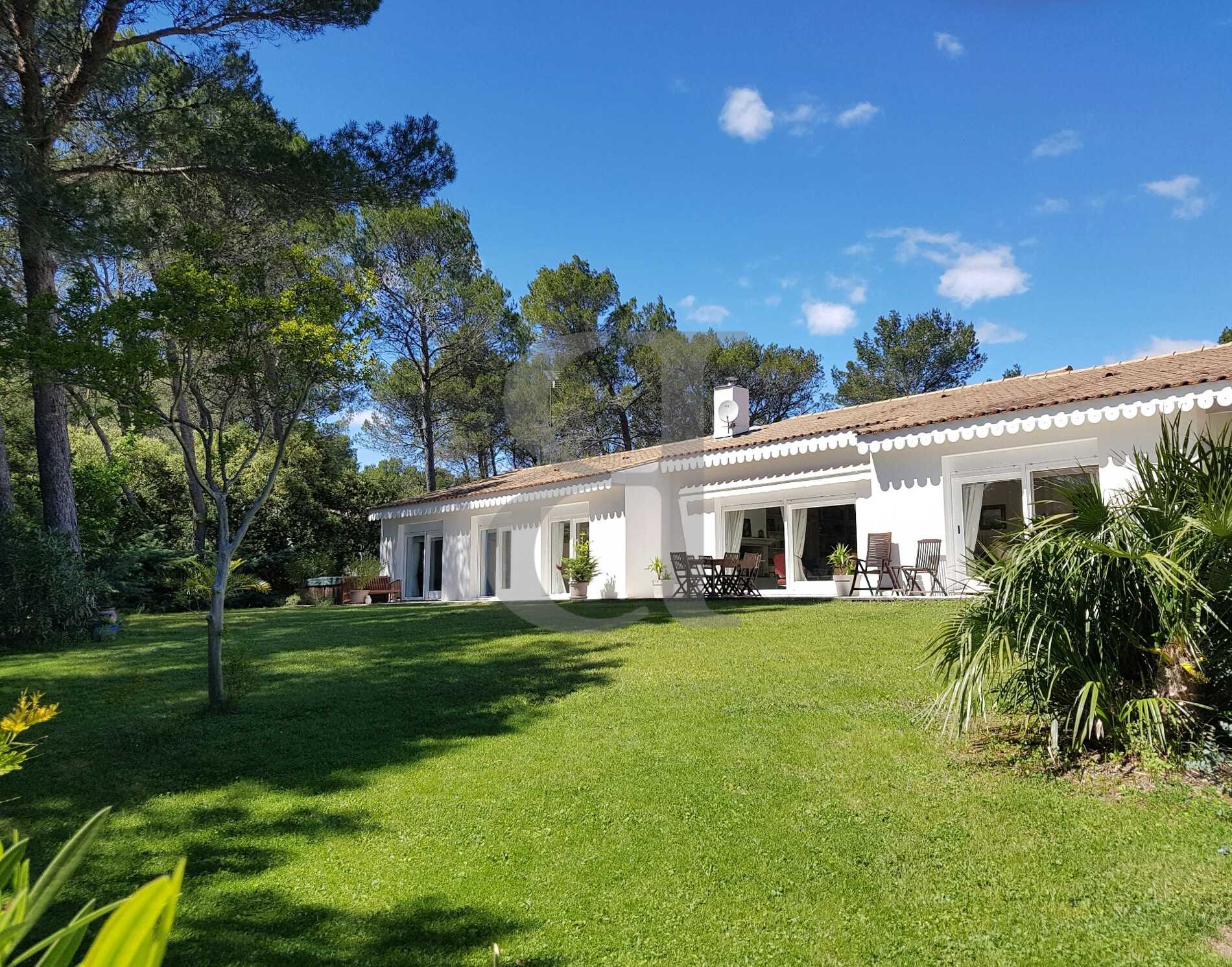 House in Sainte-Cecile-les-Vignes, Provence-Alpes-Cote d'Azur 11988935