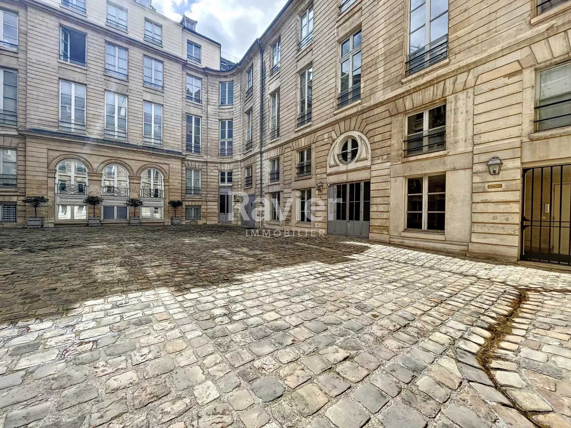 Condominium in Paris, Ile-de-France 11990122