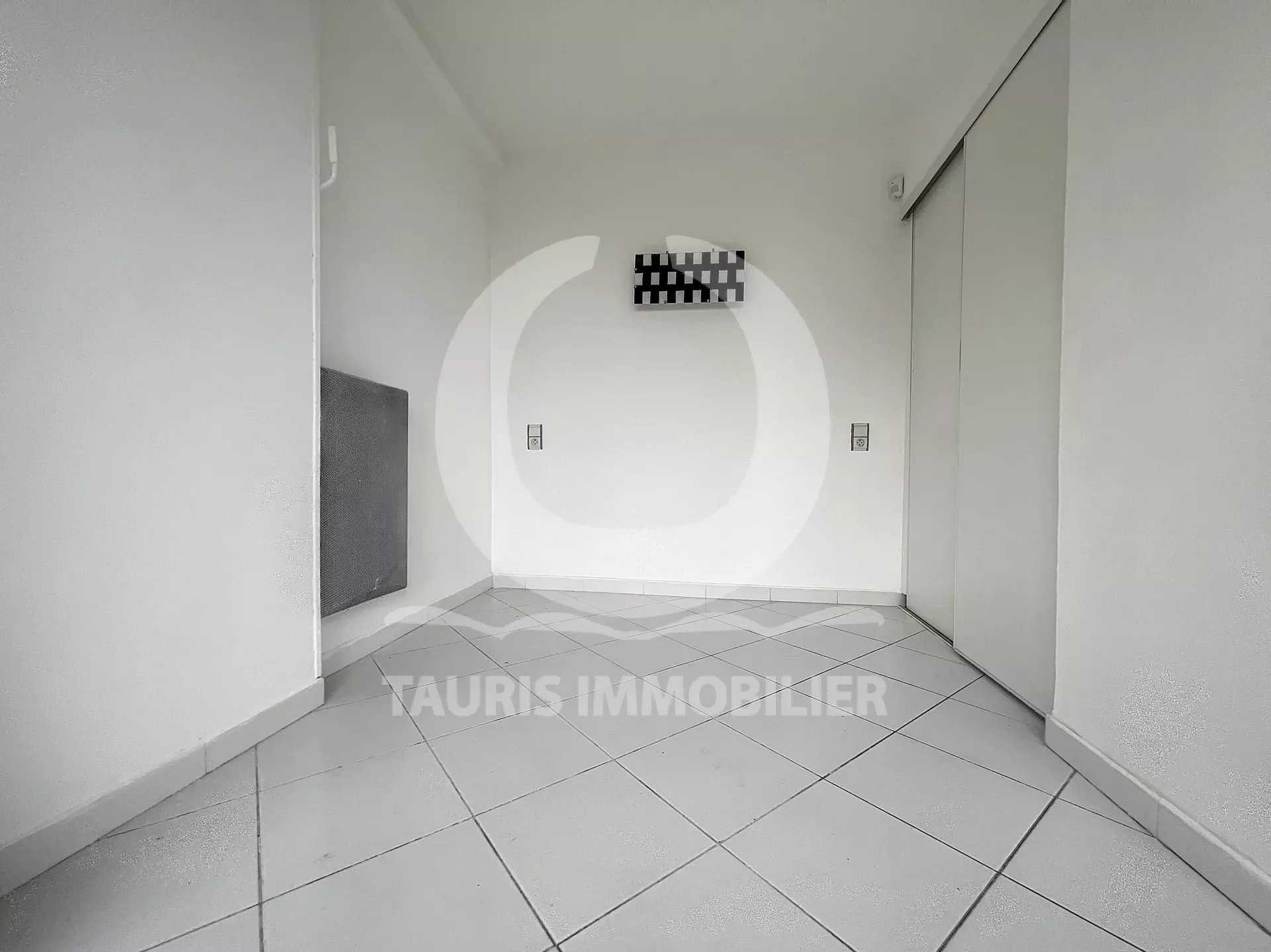 Condominium in Sainte-Marthe, Provence-Alpes-Cote d'Azur 11990150