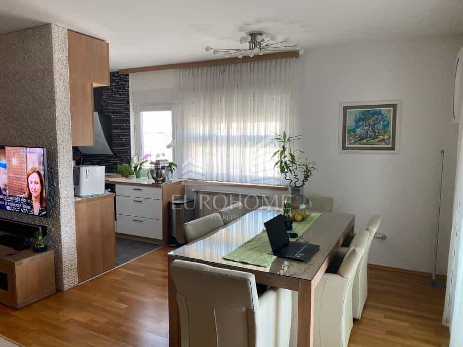 Condominium in Jelkovec, Zagreb, Grad 11993285