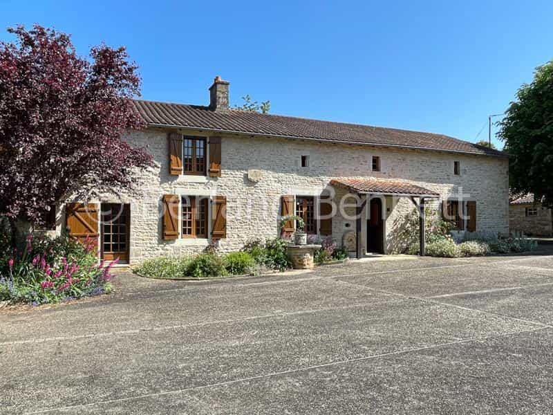 House in Lezay, Nouvelle-Aquitaine 11996372