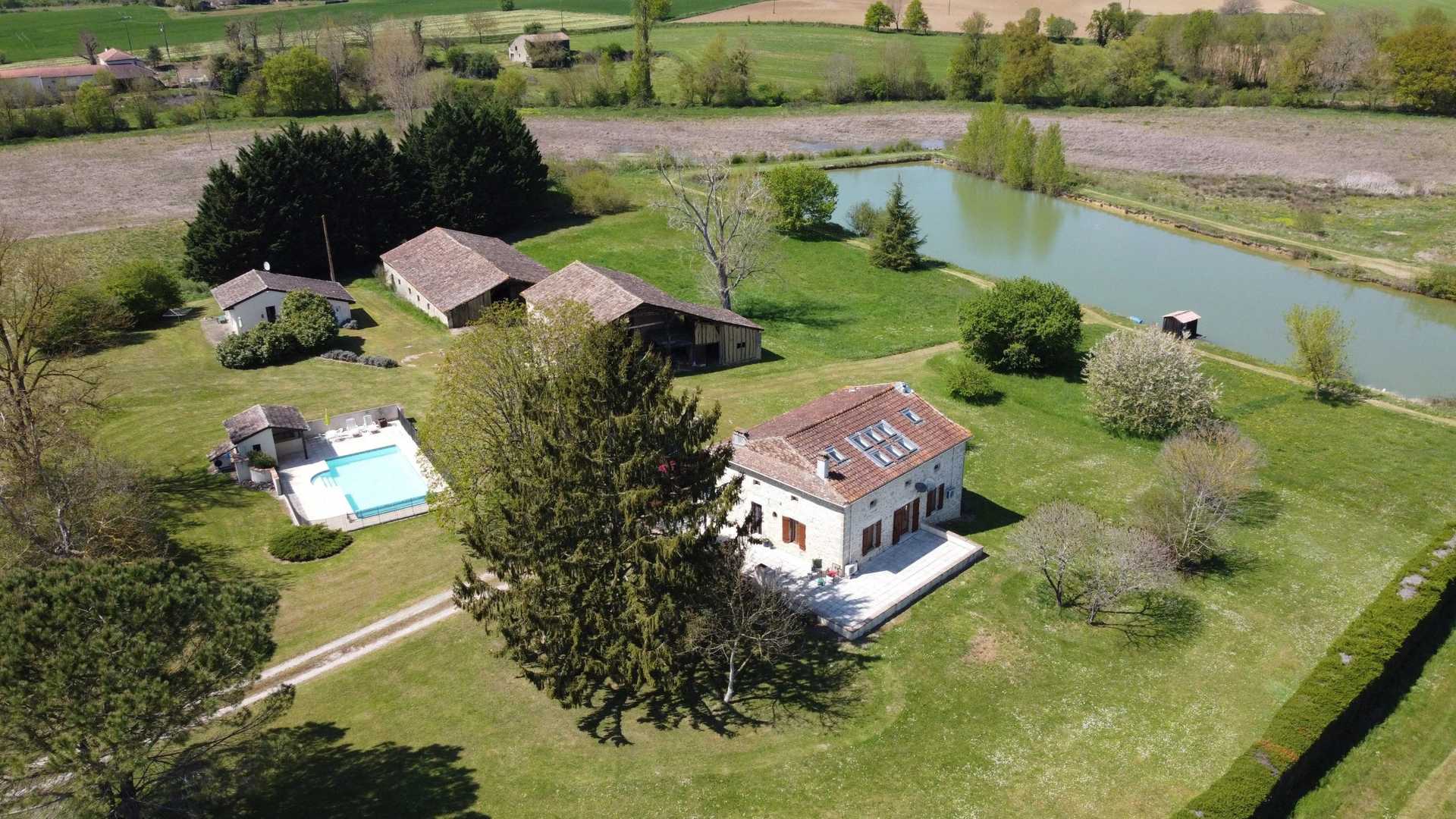 Huis in Monbahus, Nouvelle-Aquitaine 11996537