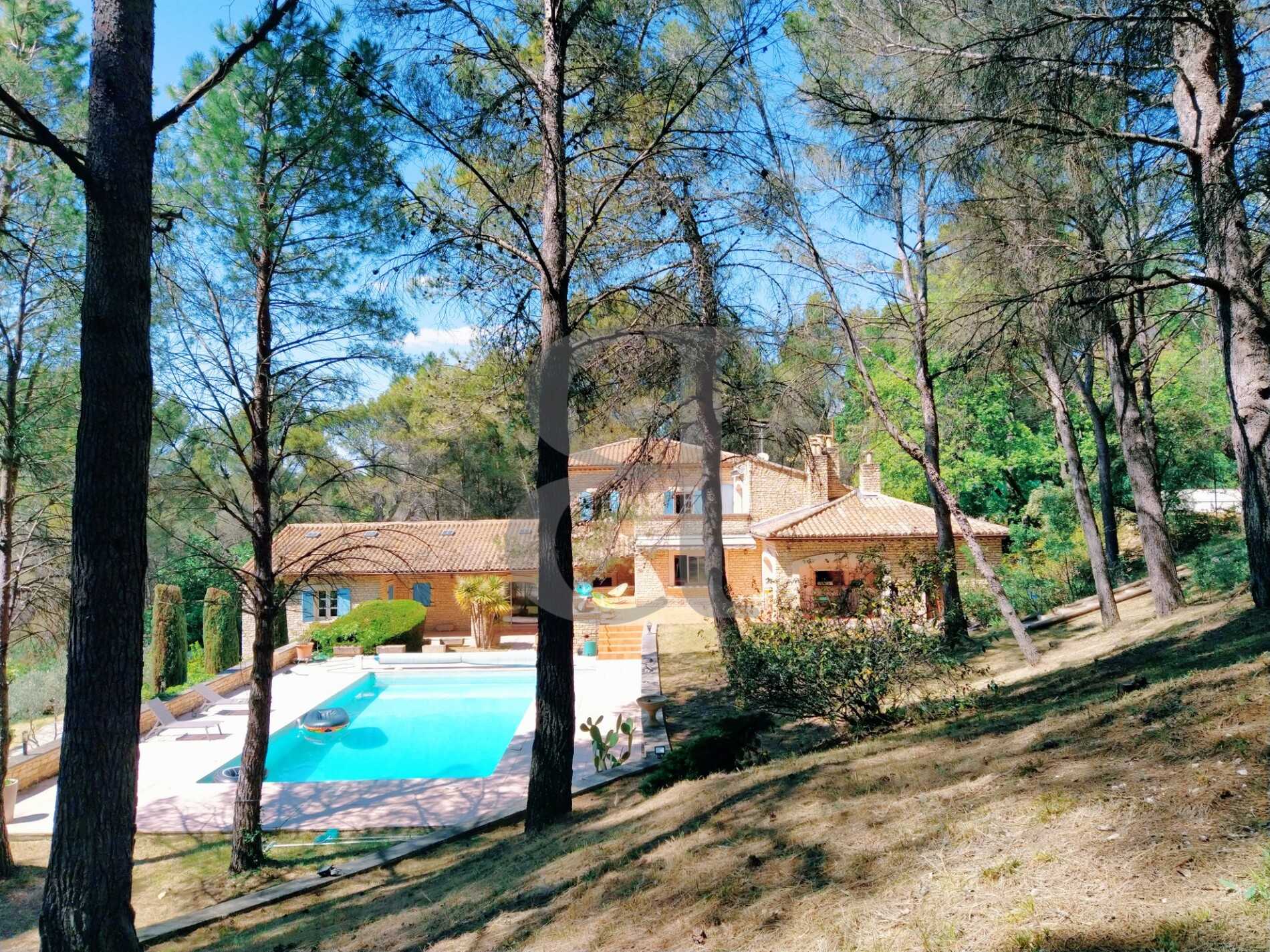 House in L'Isle-sur-la-Sorgue, Provence-Alpes-Cote d'Azur 11996552