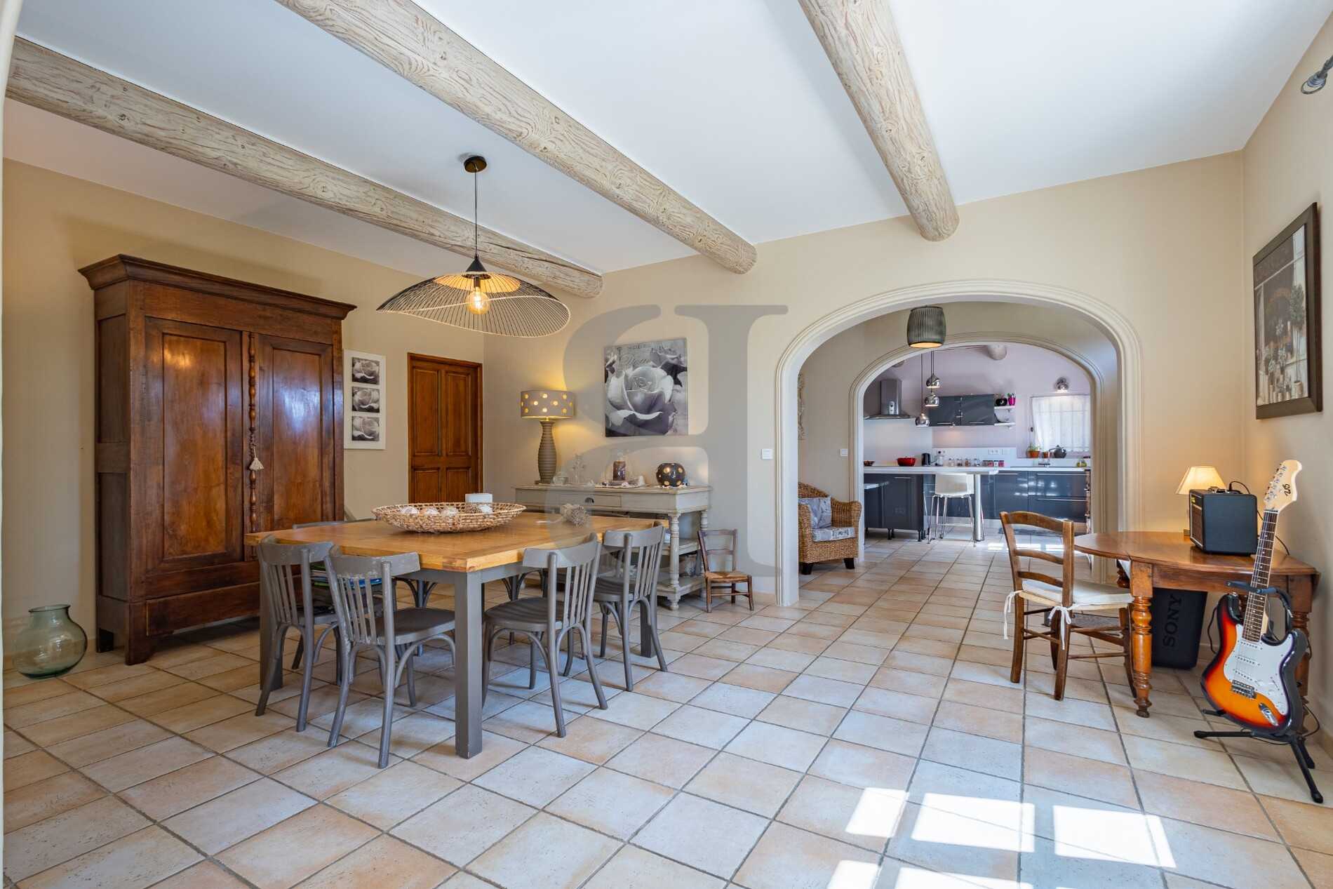 жилой дом в L'Isle-sur-la-Sorgue, Provence-Alpes-Côte d'Azur 11996591