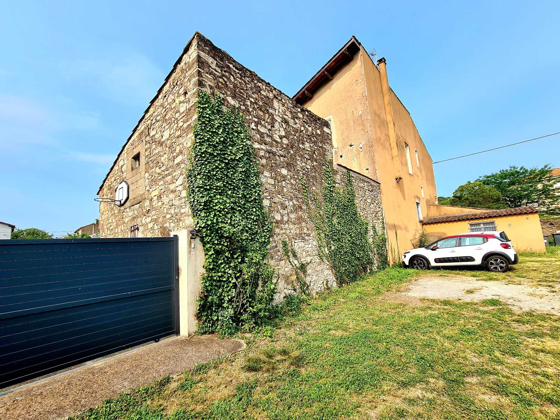 房子 在 Faugères, Occitanie 12002120