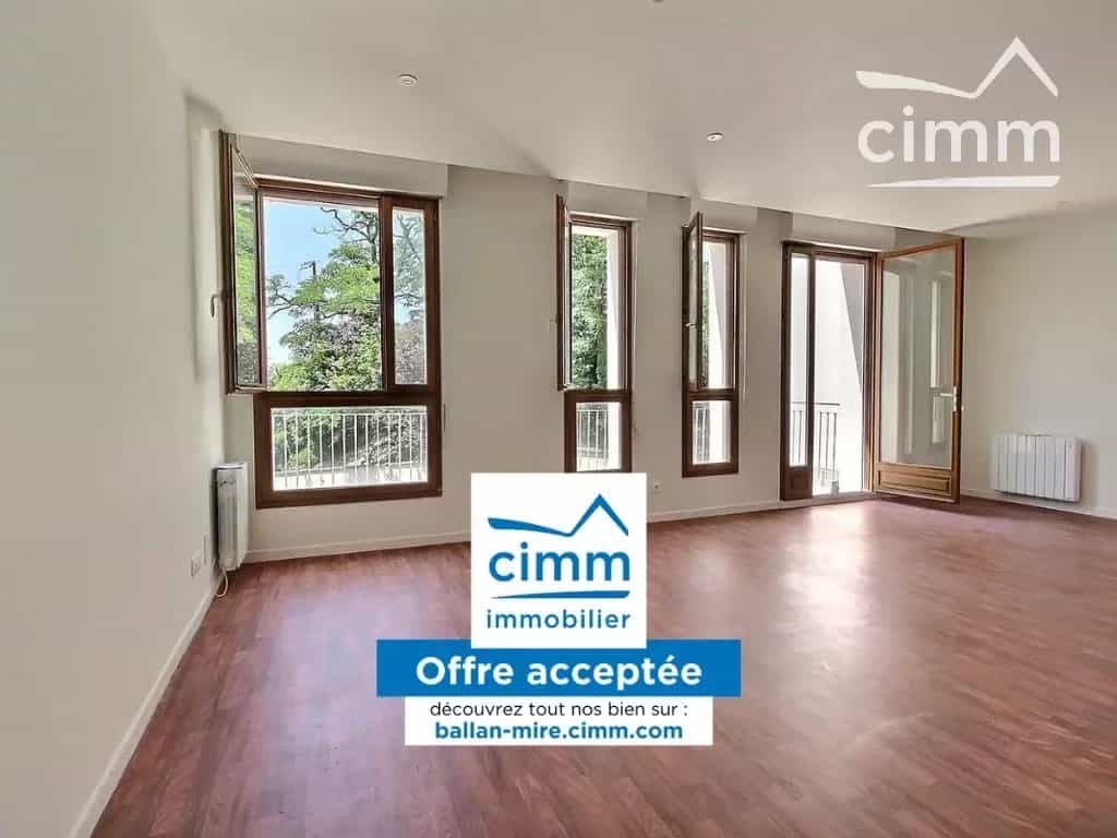 Condominium in Chinon, Centre-Val de Loire 12003119