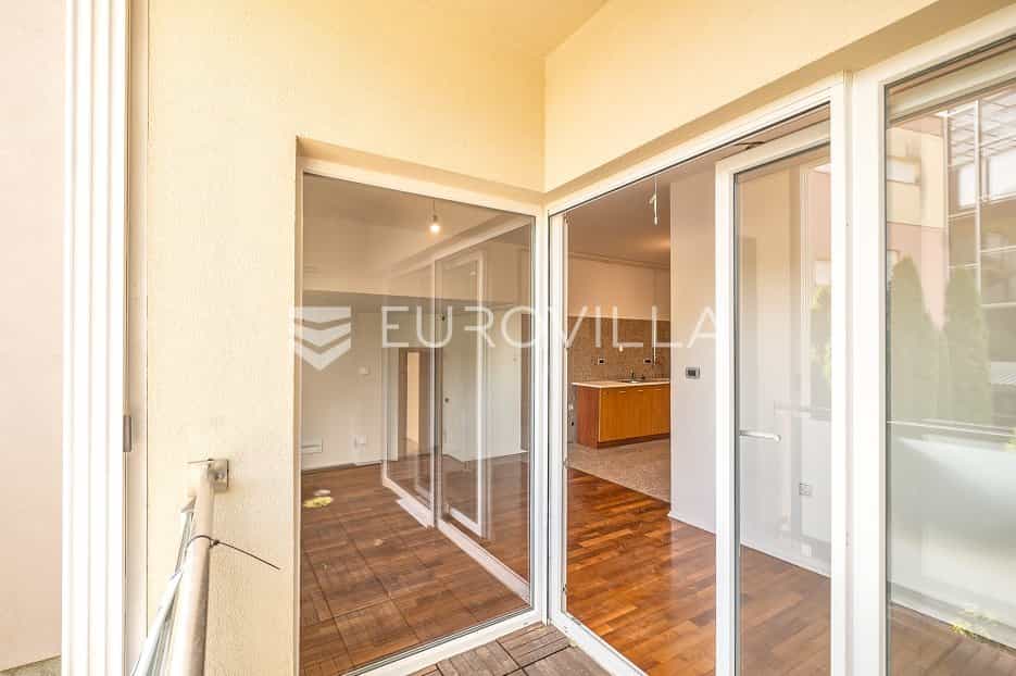 Condominium in Zagreb,  12003400