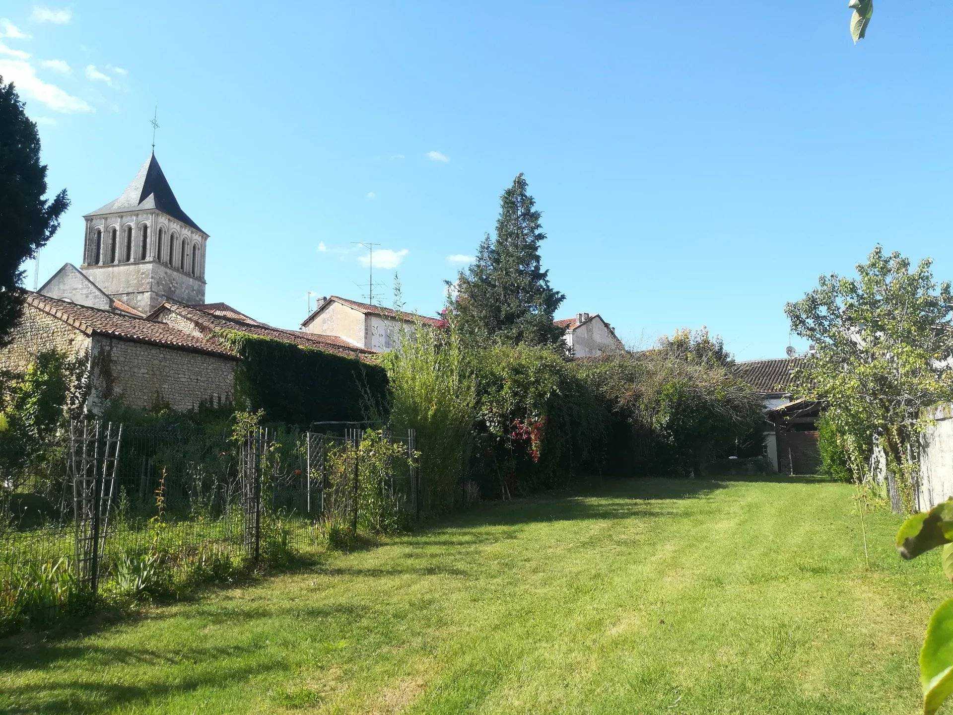 房子 在 Montmoreau, Nouvelle-Aquitaine 12004244
