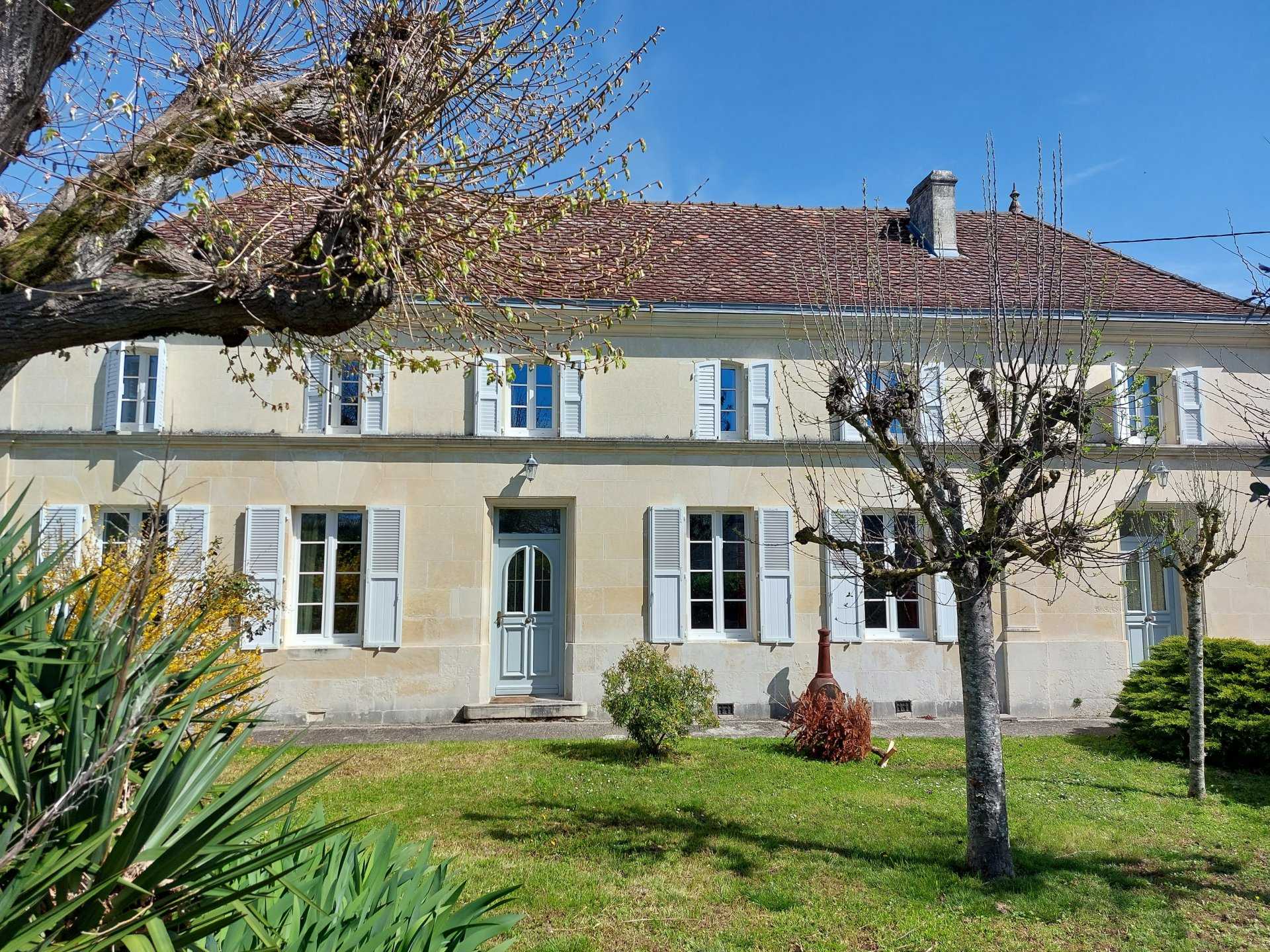 Hus i Jonzac, Nouvelle-Aquitaine 12004279