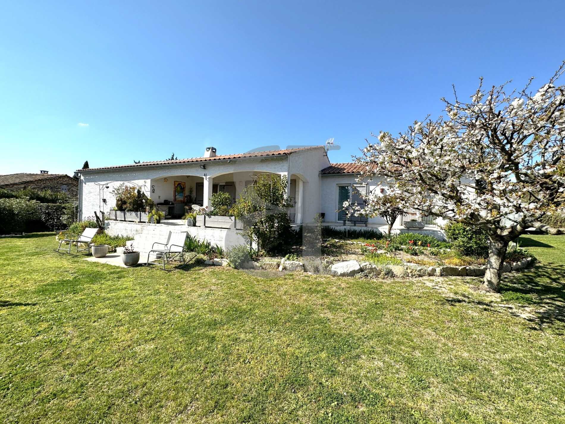 House in L'Isle-sur-la-Sorgue, Provence-Alpes-Côte d'Azur 12004294