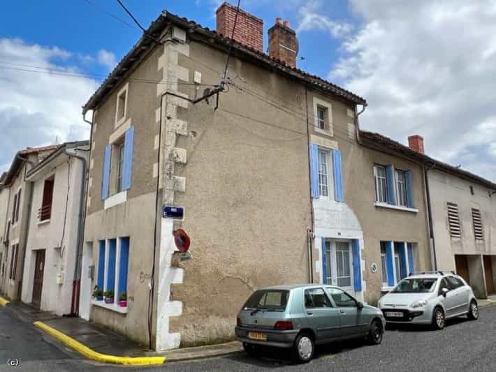 Huis in Civray, Nouvelle-Aquitanië 12004405