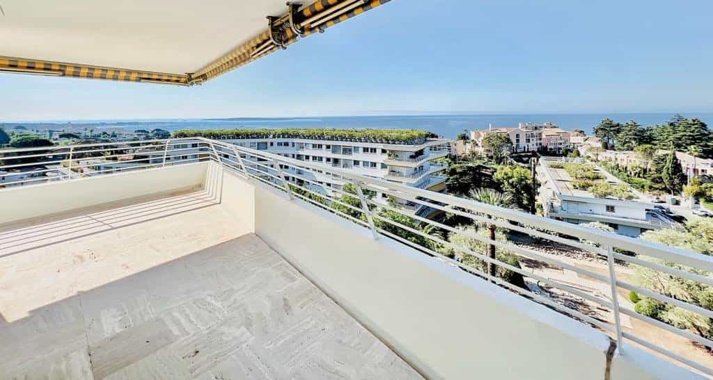 Condominium in Cannes, Provence-Alpes-Cote d'Azur 12004421