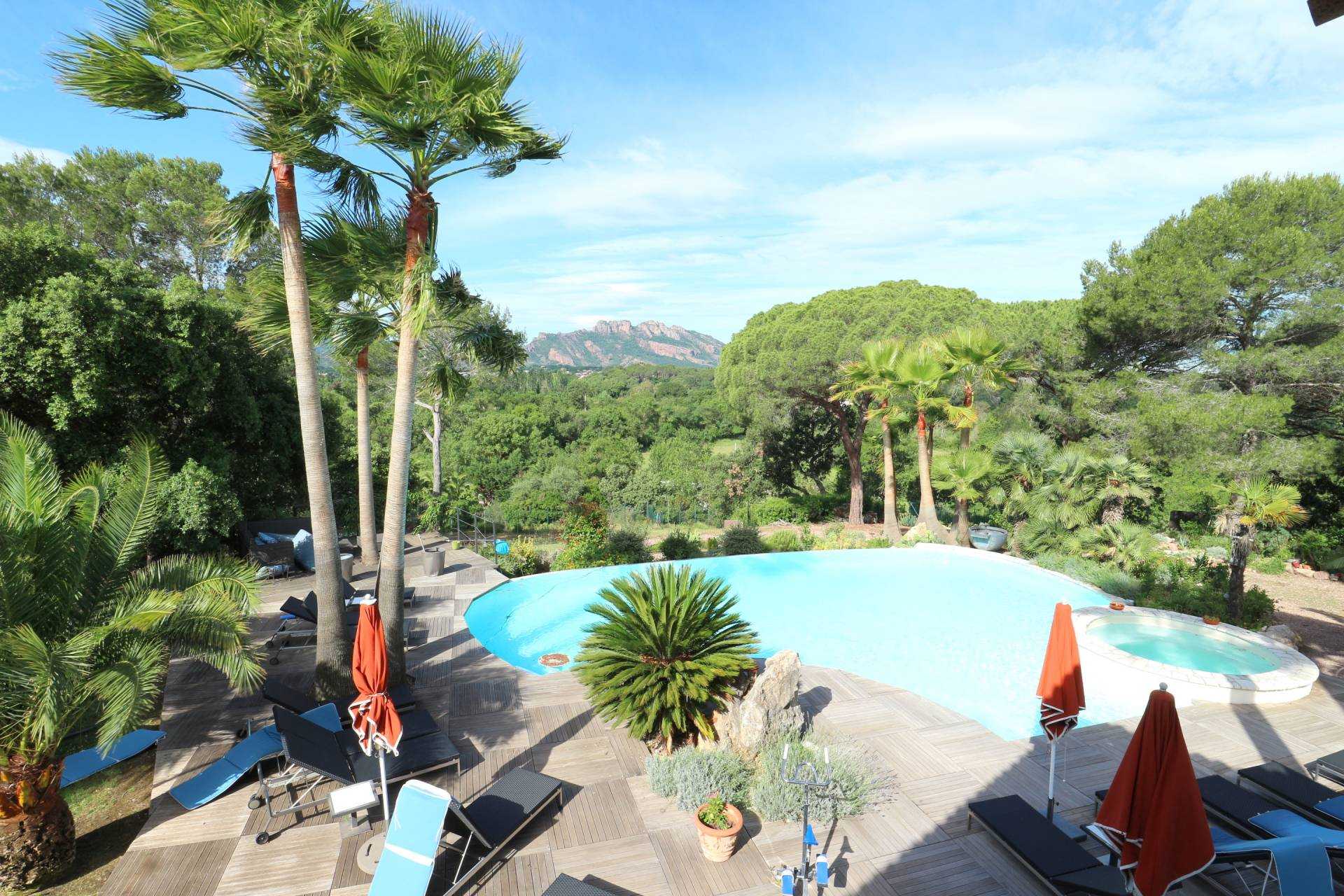 Будинок в Roquebrune-sur-Argens, Provence-Alpes-Cote d'Azur 12007537