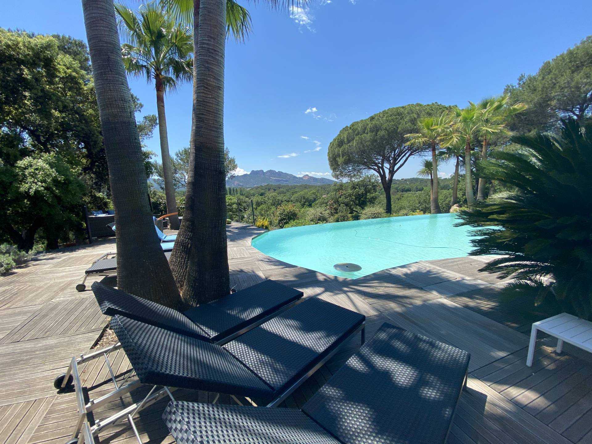 Casa nel Roquebrune-sur-Argens, Provence-Alpes-Côte d'Azur 12007537