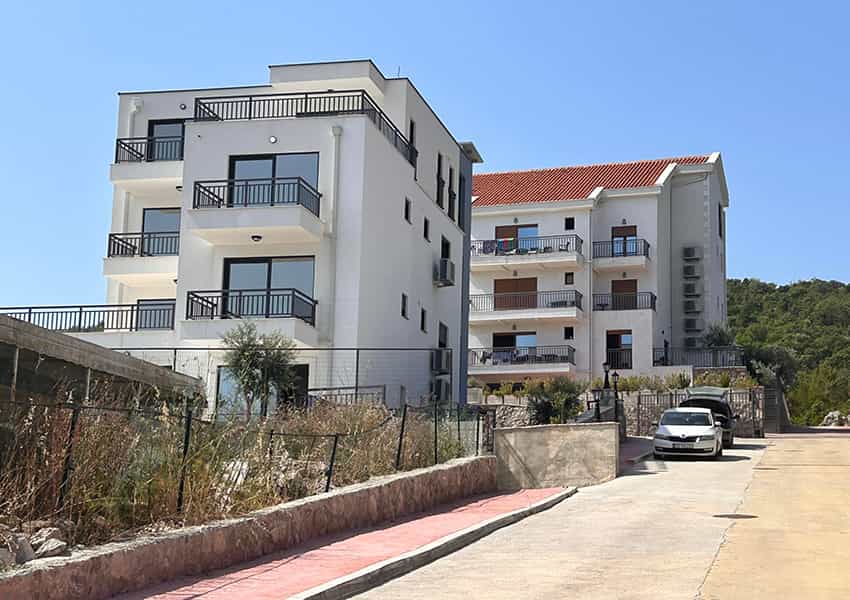 Condominium in Tivat, Tivat 12007741