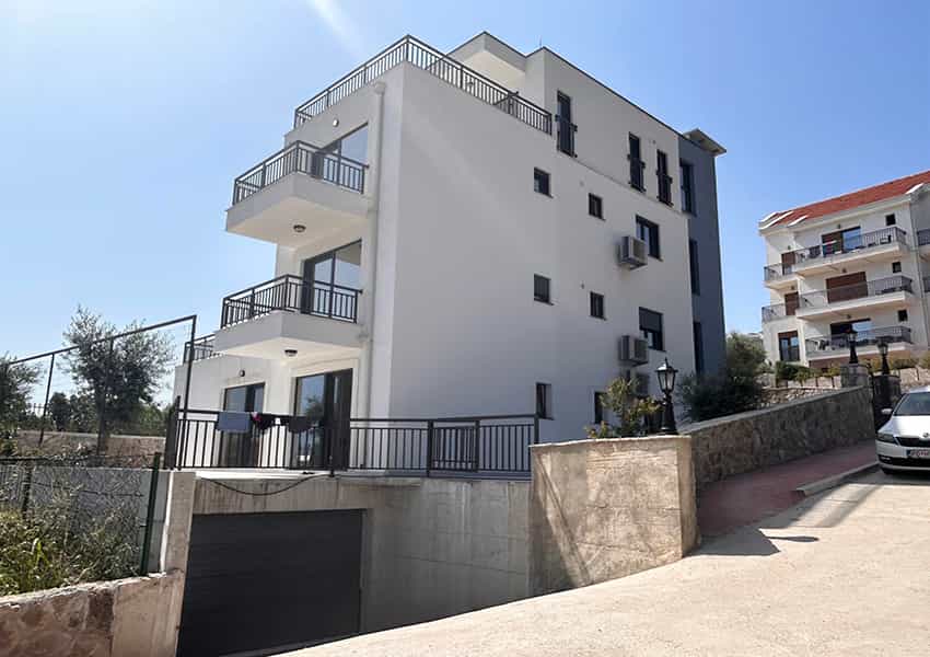 Condominium in Tivat, Tivat 12007741