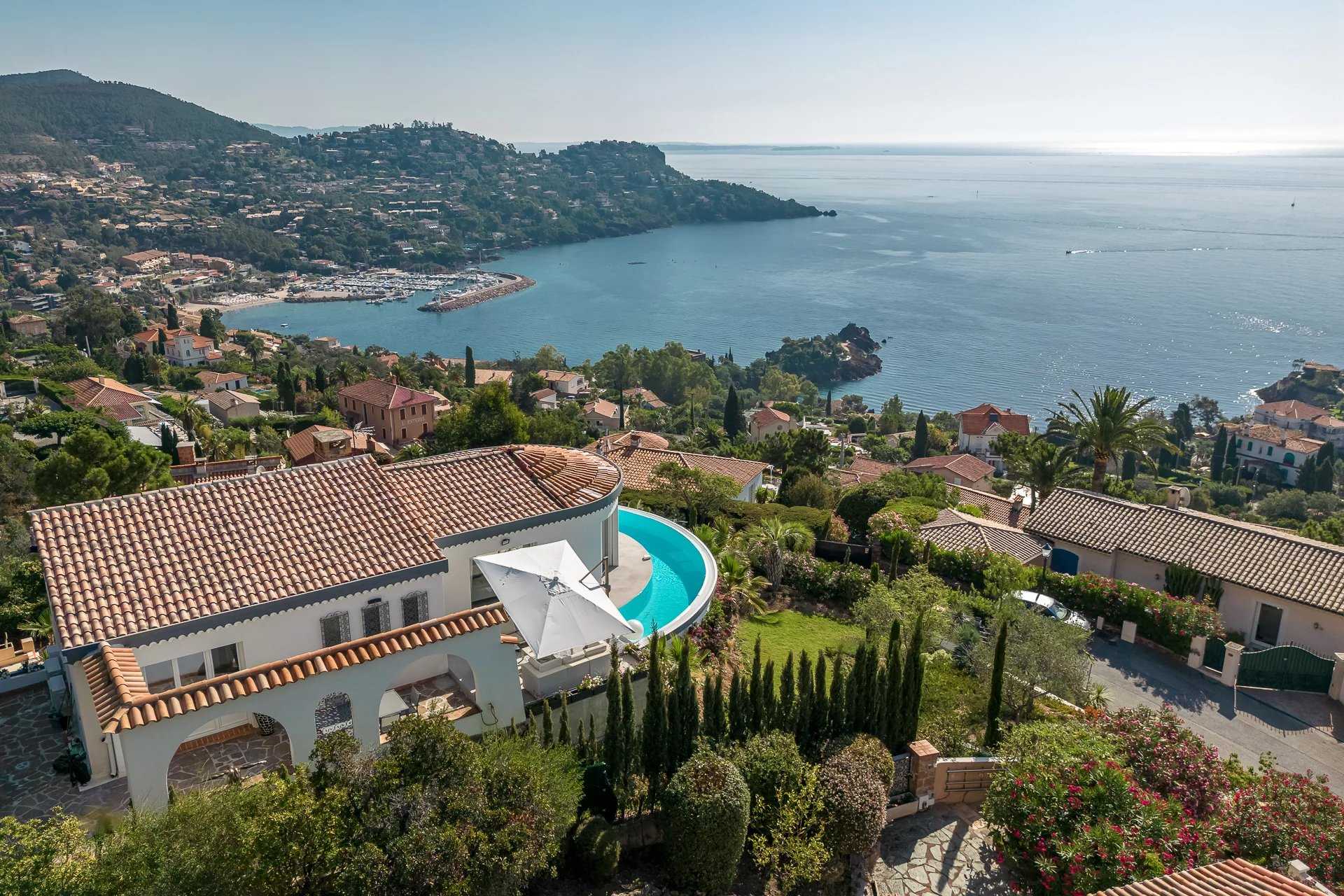 Hus i Le Trayas, Provence-Alpes-Cote d'Azur 12008046