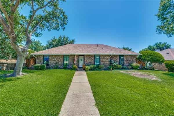House in Carrollton, Texas 12010060