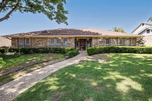 House in Carrollton, Texas 12010062