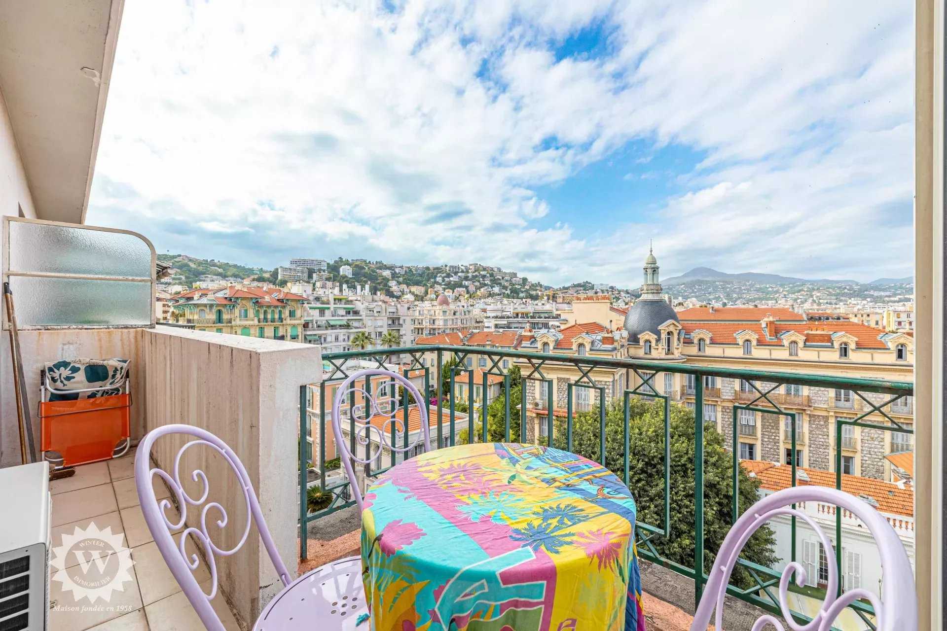 Condominium in Nice, Provence-Alpes-Cote d'Azur 12010389