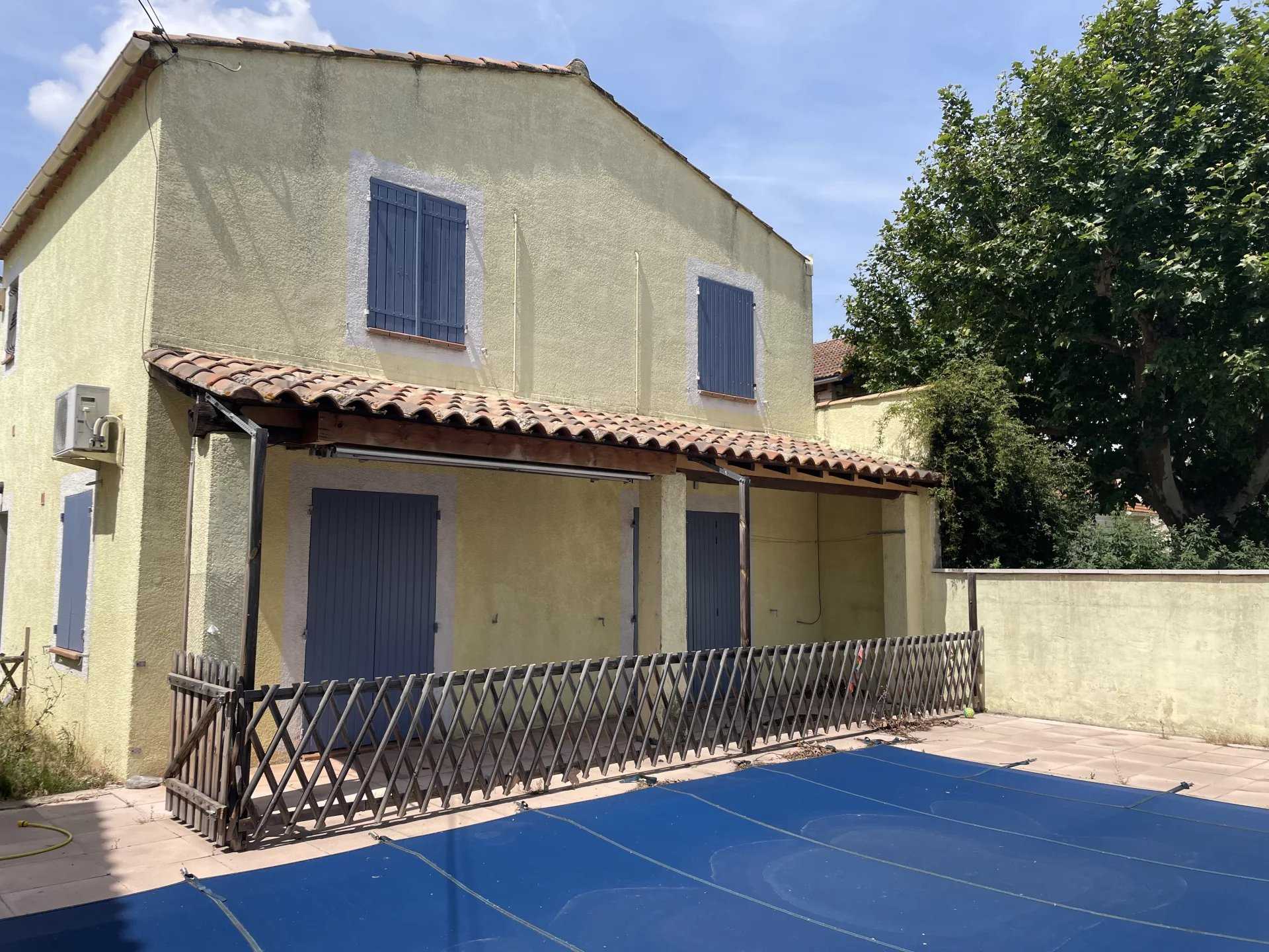 بيت في Montfavet, Provence-Alpes-Cote d'Azur 12010427