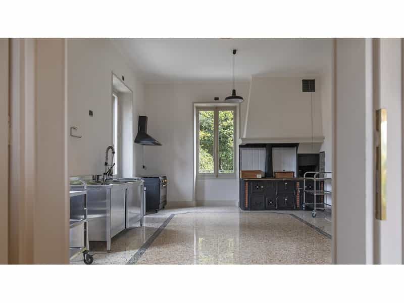 House in Porto Valtravaglia, Lombardy 12010776